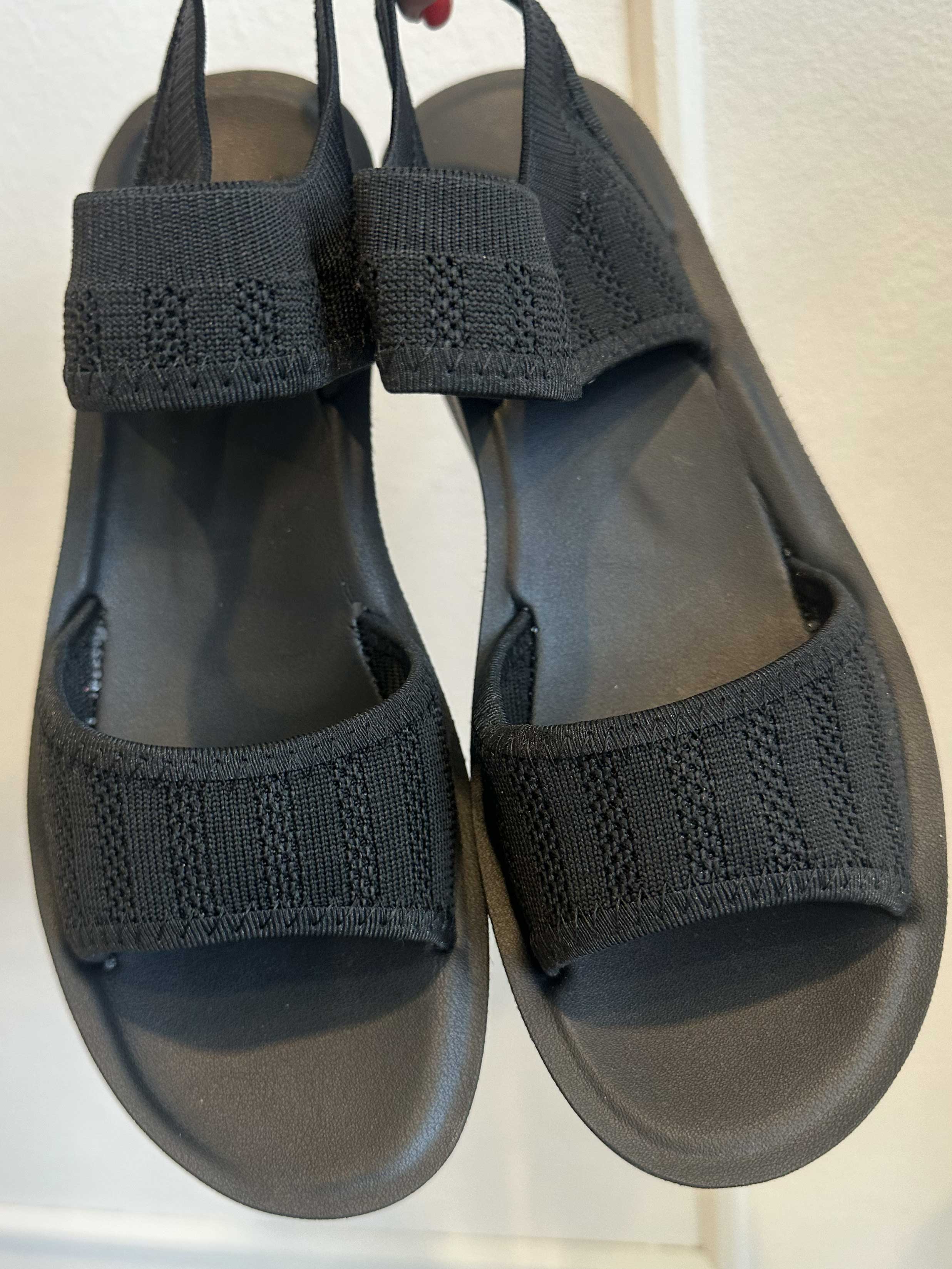 Jolina - Mjuka sandaler med liten klack och stretchrem